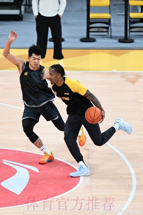 广厦官方分享球队训练图集：布朗和未跟队年轻球员训练结束