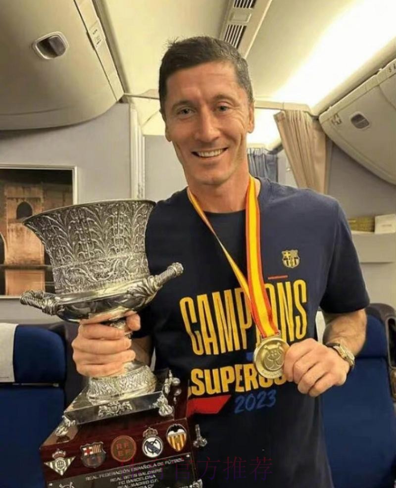 成功卫冕西超杯冠军，莱万赛后社媒：我们做到了！