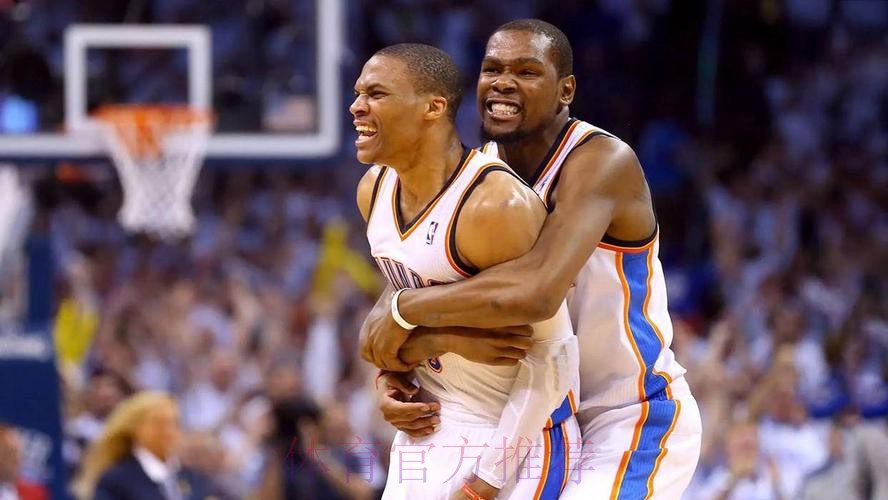 威少赛后和杜兰特拥抱致意，威少生涯面对杜兰特12胜7负