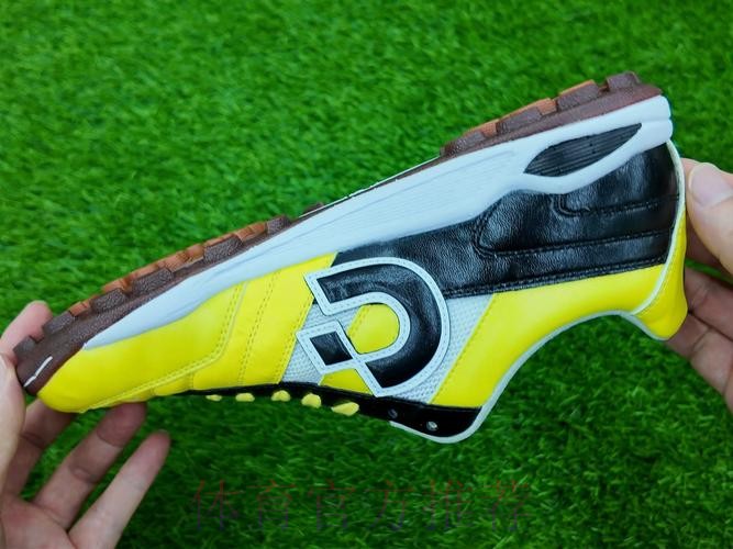 这样FUN的五人制丨 没有钉的足球鞋 这样FUN的五人制丨 没有钉的足球鞋